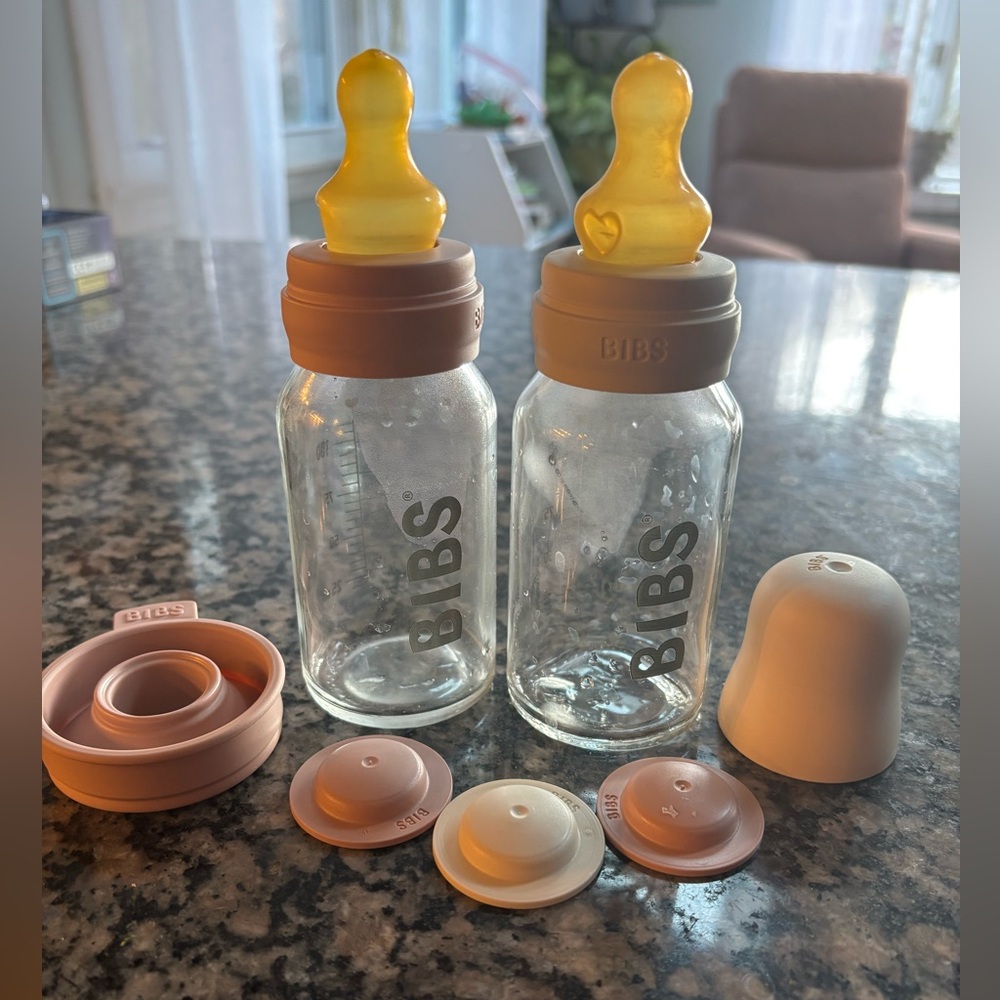 2 Bibs glass baby bottles